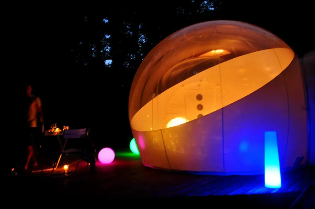 Cabanes de la Romaningue : bulle illuminée de nuit