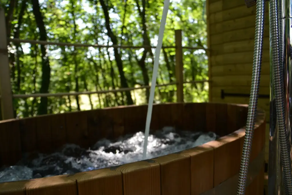 Cabanes de la Romaningue : bain nordique en bois sur la terrasse