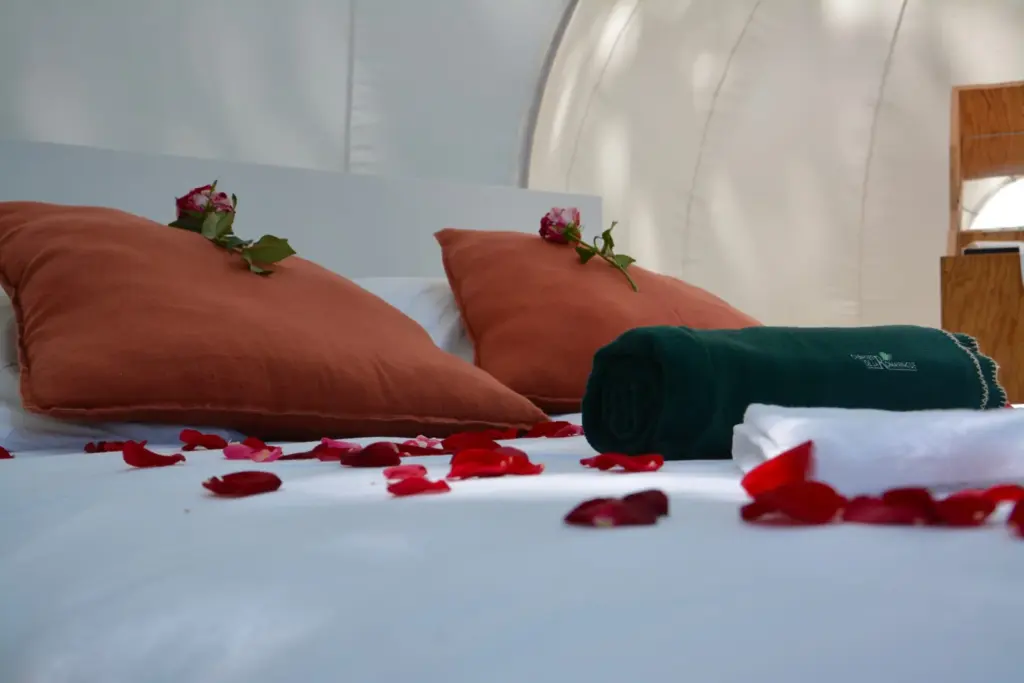 Cabanes de la Romaningue : lit décoré de pétales de rose