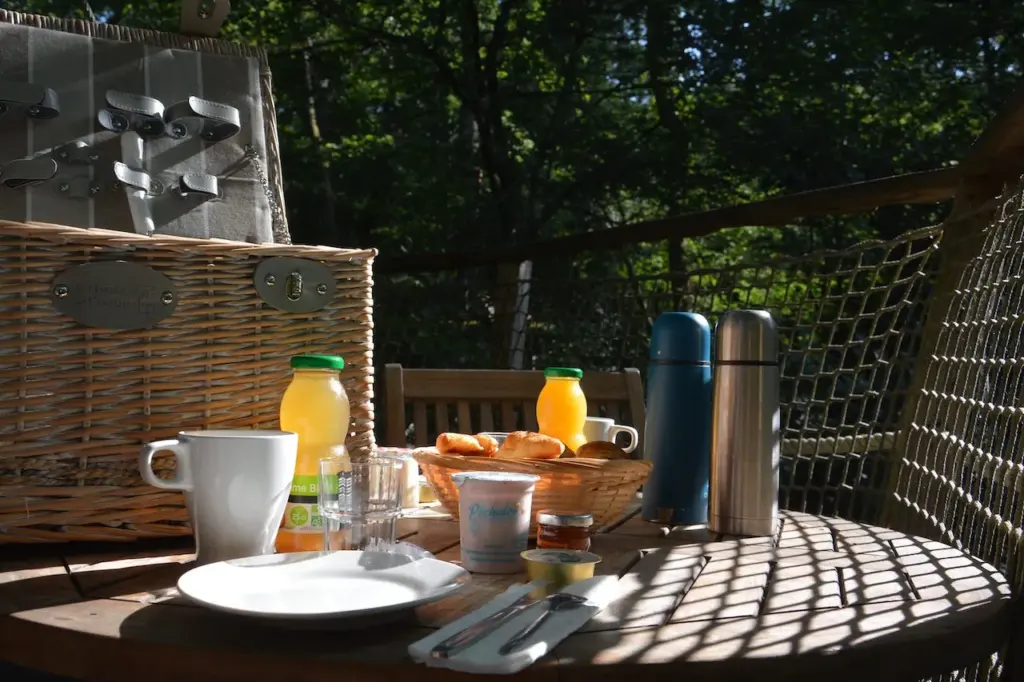Cabanes de la Romaningue : petit-déjeuner servi sur la terrasse