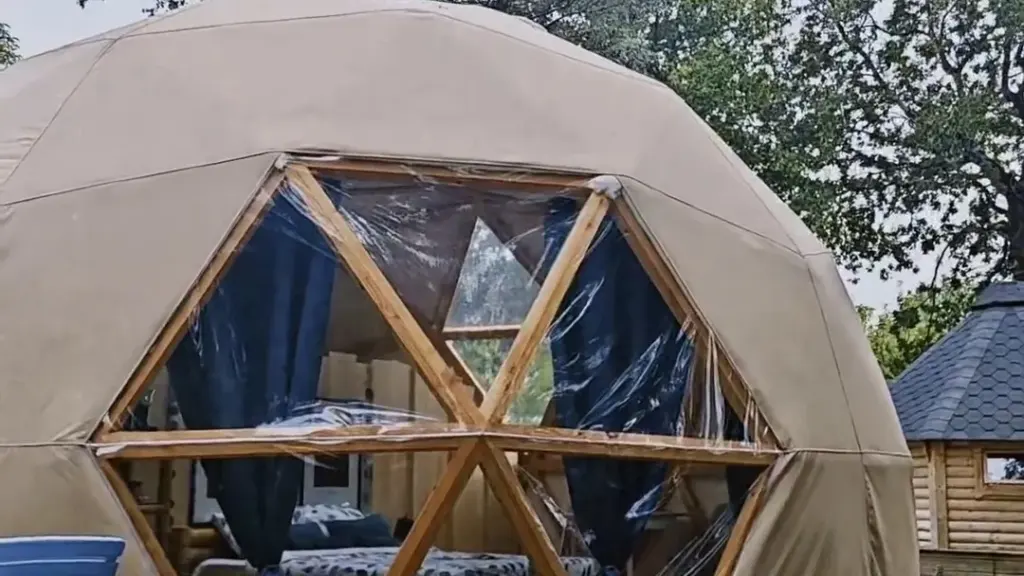 CapKala : dôme géodésique et sa terrasse