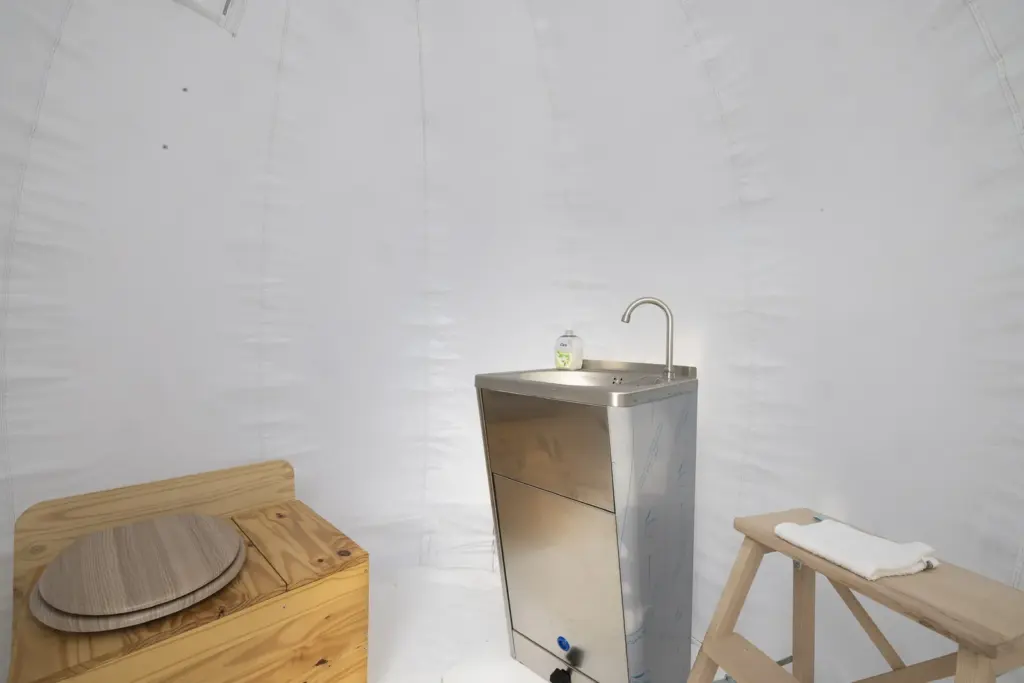 La Rivière Dorée : coin lavabo et toilettes sèches