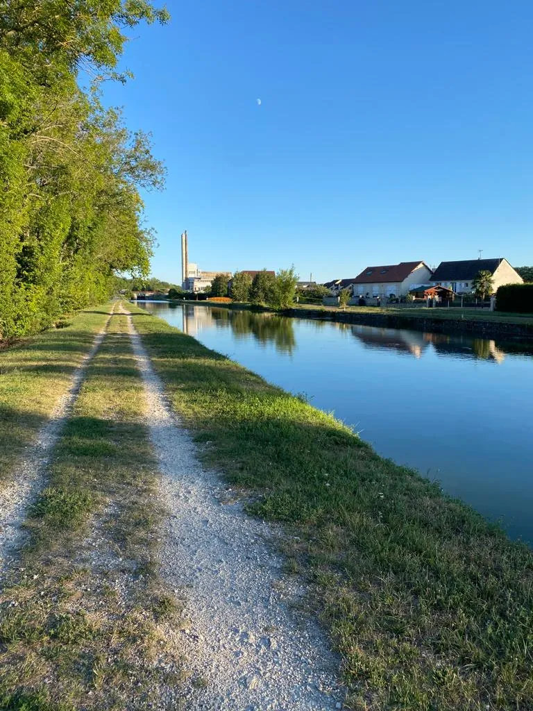 La Rivière Dorée : chemin de halage le long du canal du Loing