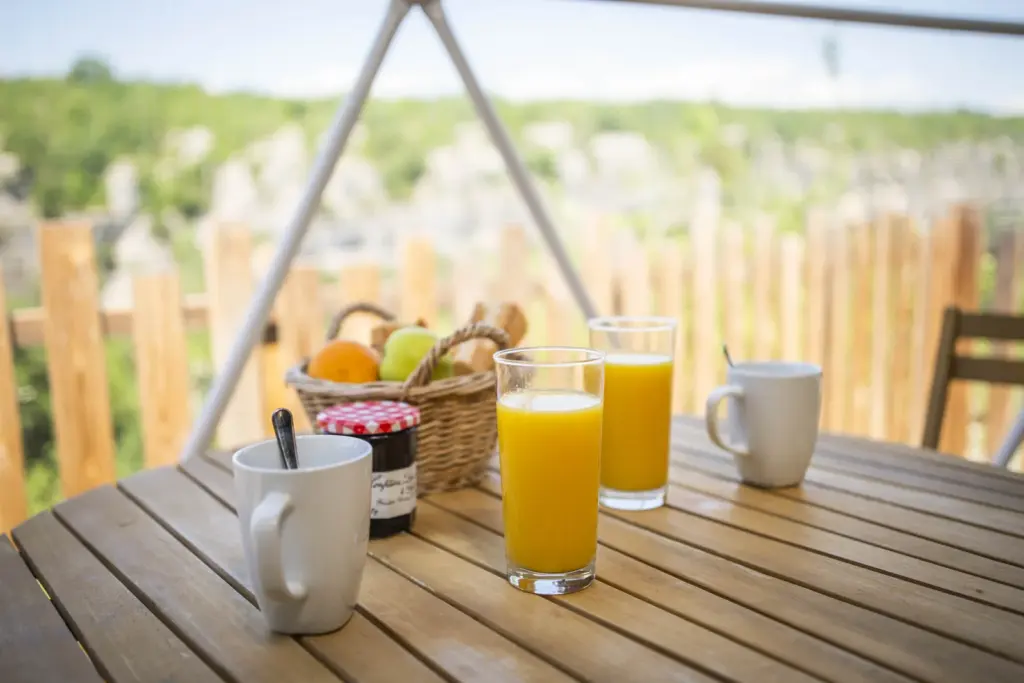 Le Petit Bois : petit-déjeuner sur la terrasse