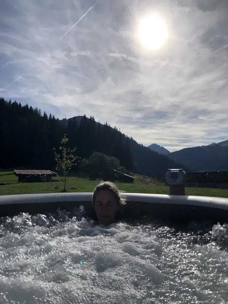 Chéry Dôme : jacuzzi privatif face aux montagnes