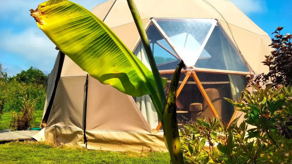 Chez Paoù : dôme et ses triangles vitrés dans la campagne
