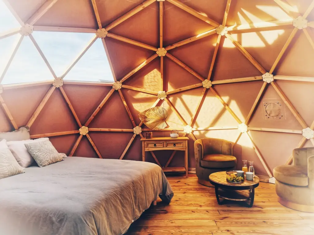Chez Paoù : lit sous les triangles transparents du dôme
