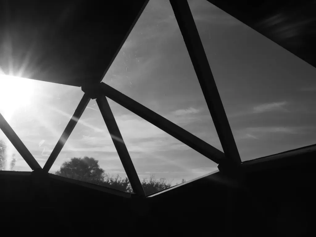 Chez Paoù : le ciel à travers le toit du dôme