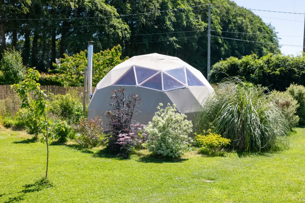 Chez Paoù : le dôme dans le jardin