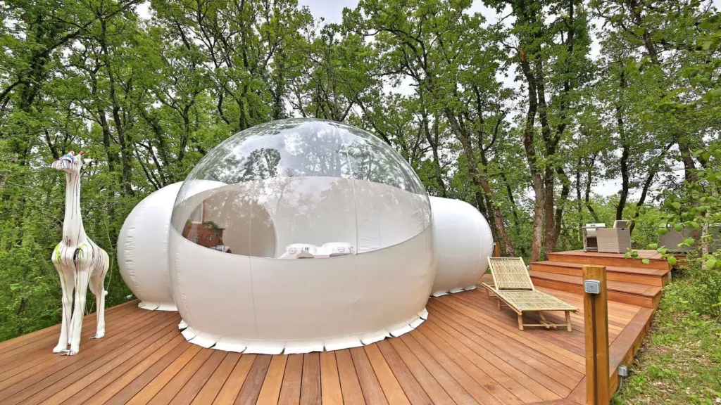 Cœur de Bull' : bulle sur sa terrasse en bois avec sa girafe colorée