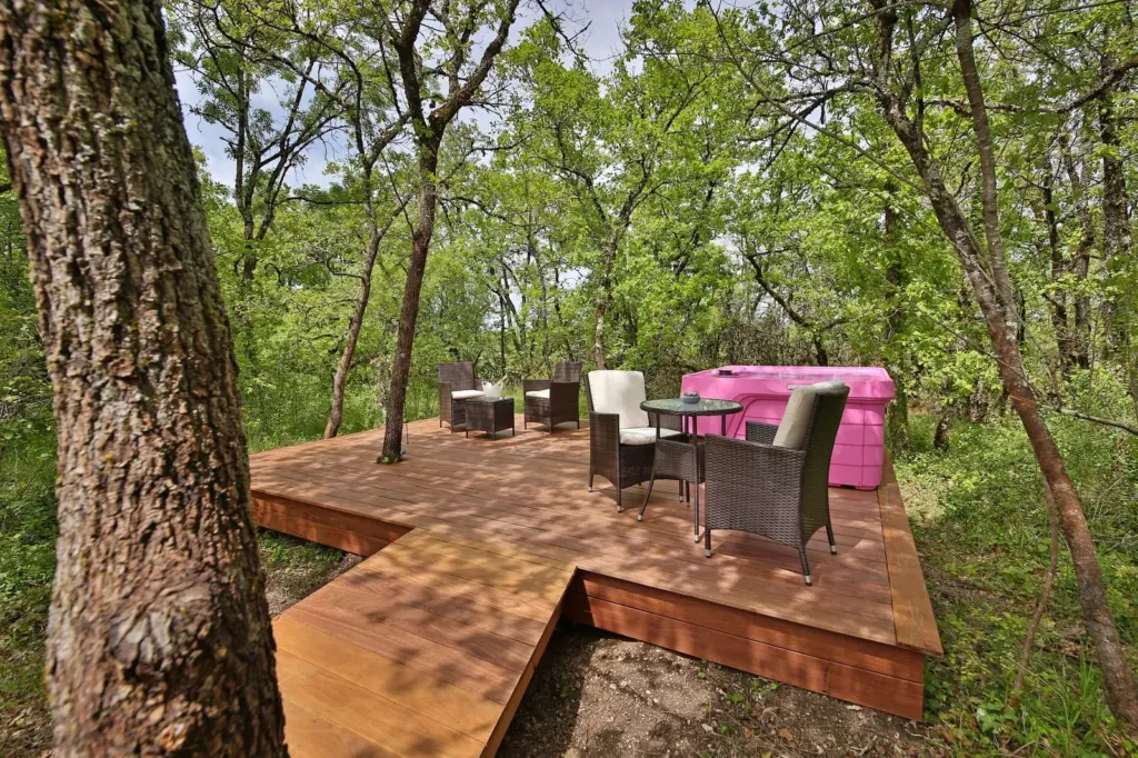 Cœur de Bull' : terrasses en bois reliées par une passerelle dans le bois