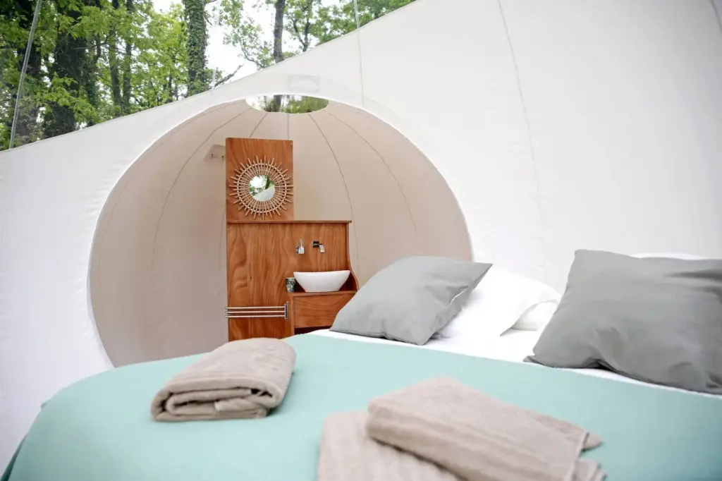 Cœur de Bull' : chambre de la bulle avec meuble en bois