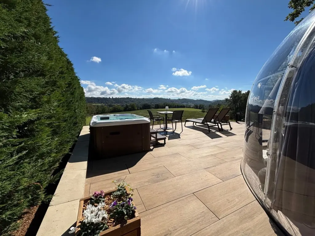 Bulle StelléA (CollinéA) : terrasse avec spa face à la vallée