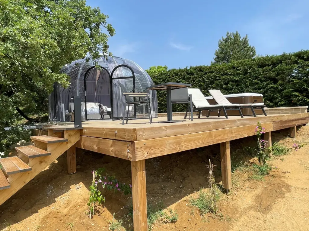 Bulle StelléA (CollinéA) : terrasse en bois surélevée à l'orée du bois