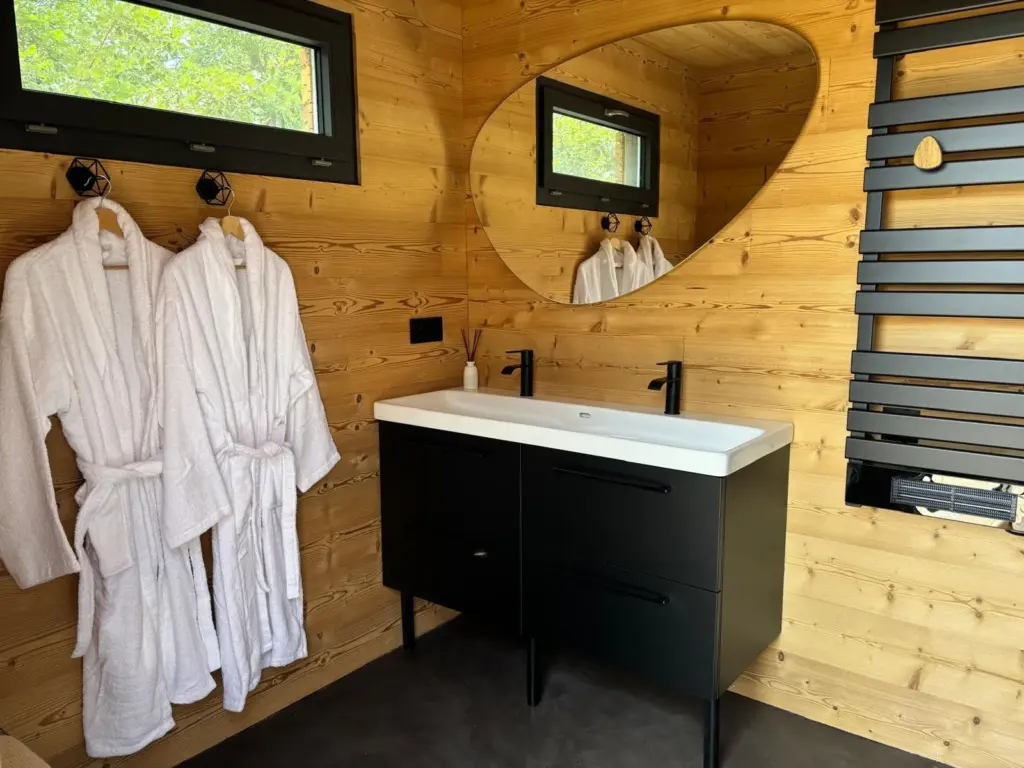 Bulle StelléA (CollinéA) : salle de bain privative avec peignoirs