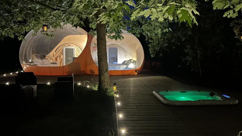 Dans ma Bulle : bulle éclairée la nuit avec son spa