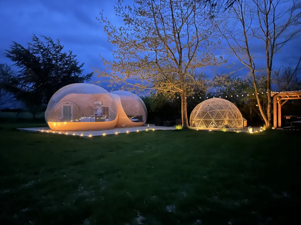 Dans ma Bulle : bulle au crépuscule dans le jardin