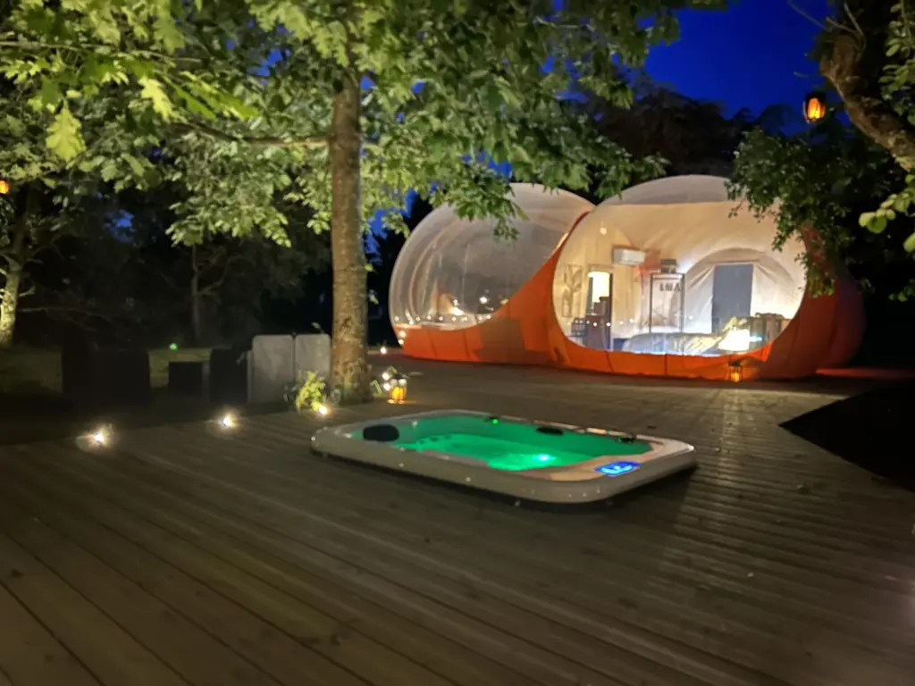 Dans ma Bulle : spa illuminé sur la terrasse