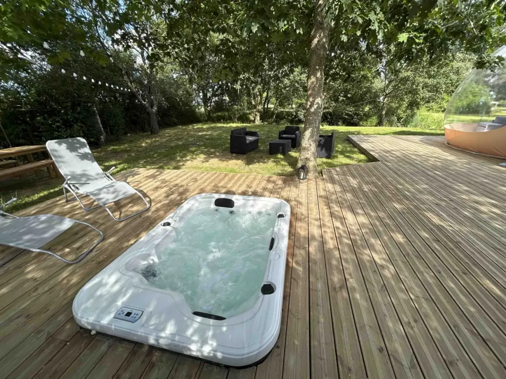 Dans ma Bulle : spa sur la terrasse en bois
