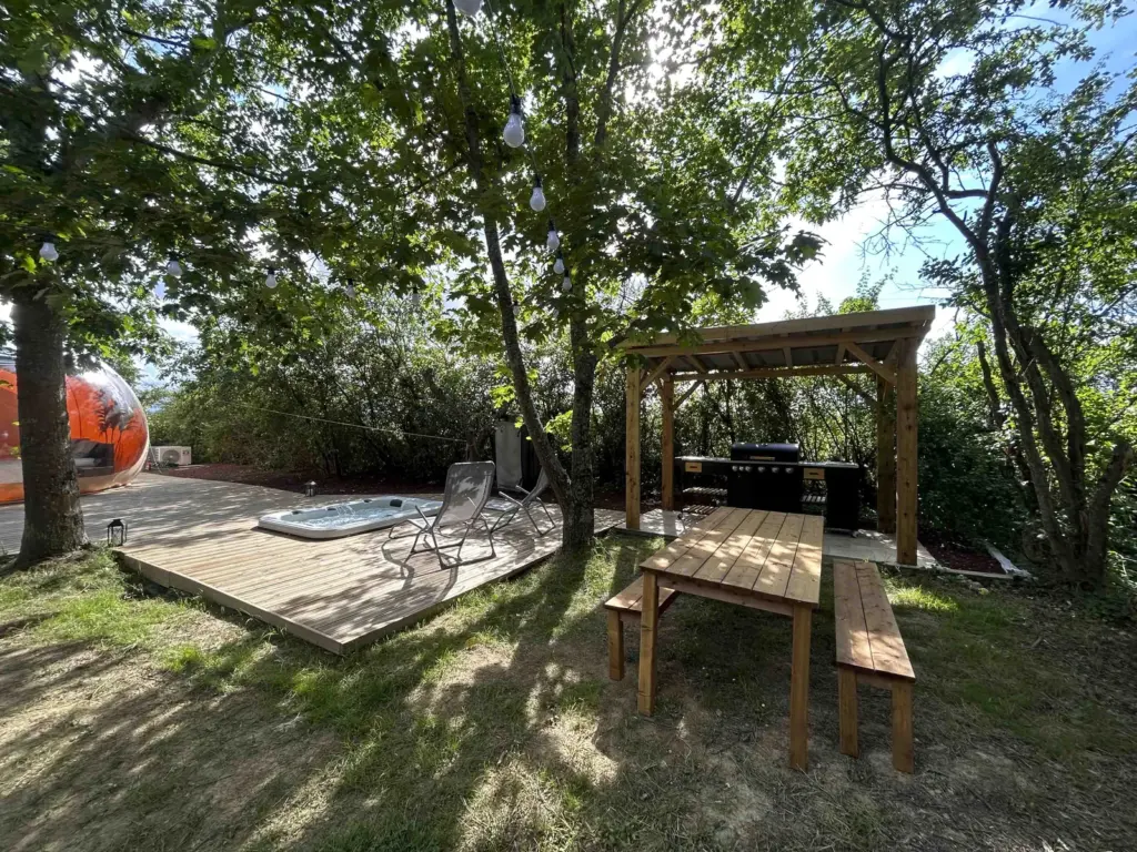 Dans ma Bulle : pergola et table extérieure