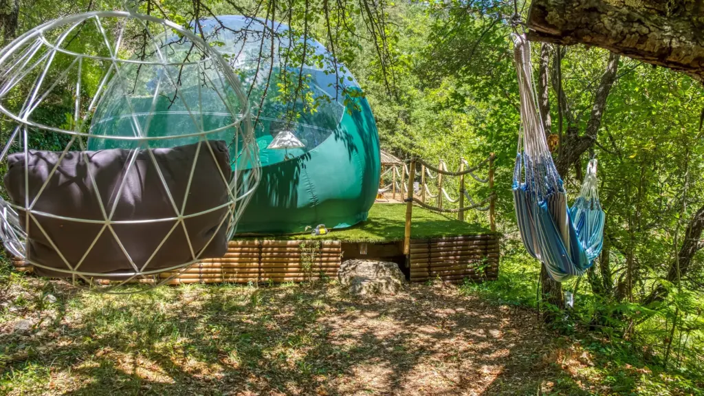 Domaine de l'Insolite : bulle et hamac au milieu de la végétation