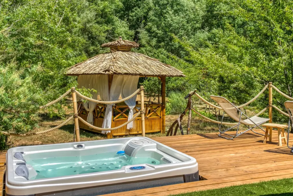 Domaine de l'Insolite : jacuzzi privatif devant le gazébo