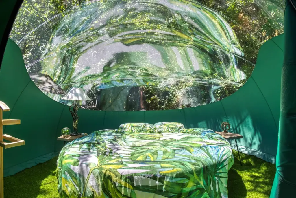 Domaine de l'Insolite : lit sous la bulle transparente