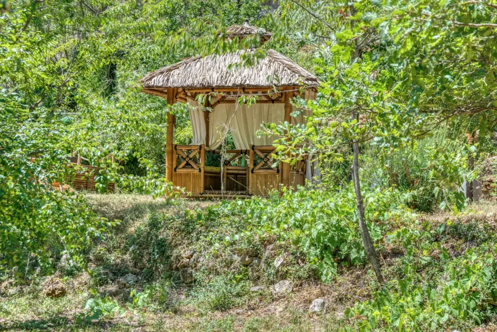 Domaine de l'Insolite : gazébo pour le petit-déjeuner