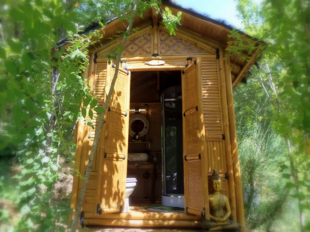 Domaine de l'Insolite : cabane de la salle d'eau