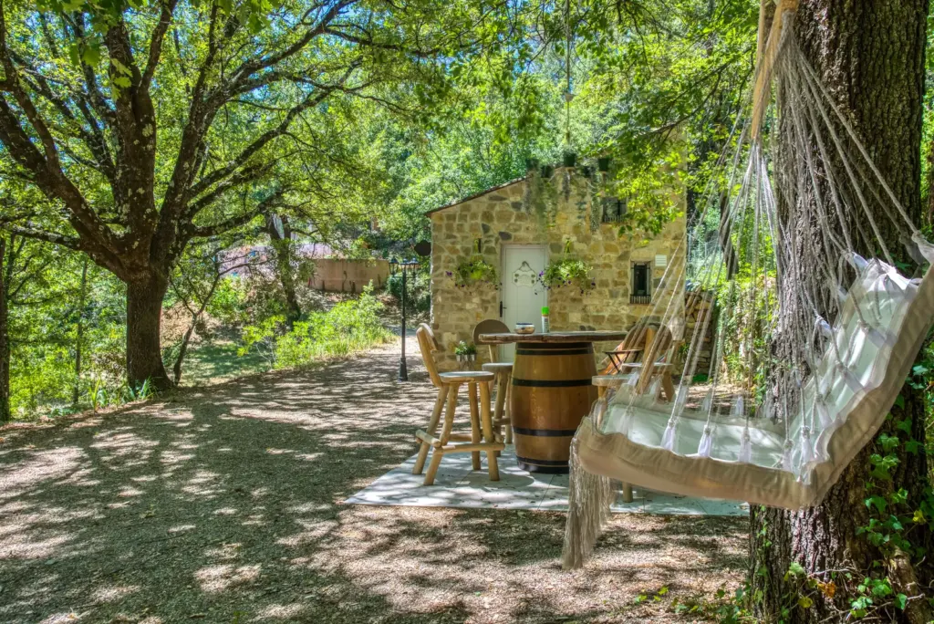 Domaine de l'Insolite : coin détente avec hamac