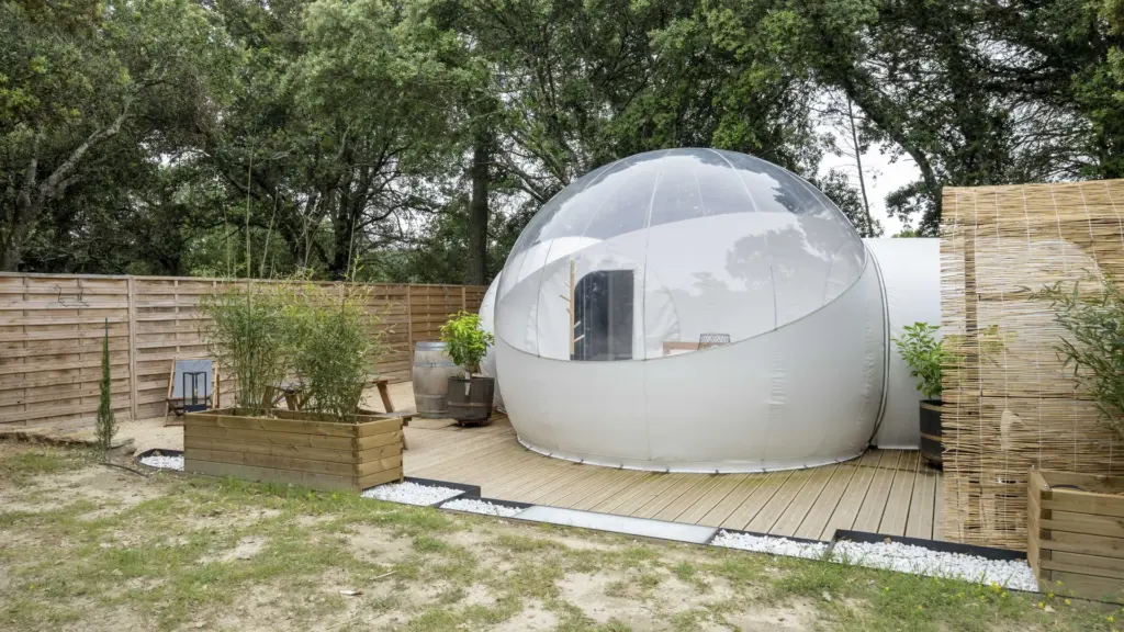 Domaine de Regardebon : bulle posée sur sa terrasse dans une clairière