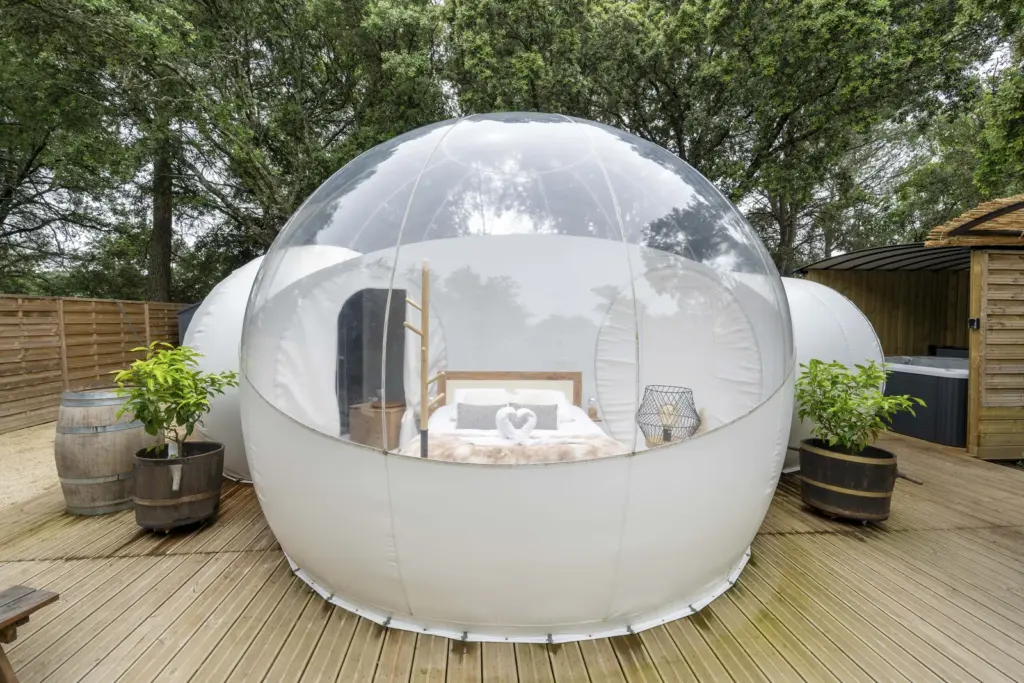 Domaine de Regardebon : bulle transparente et sa chambre