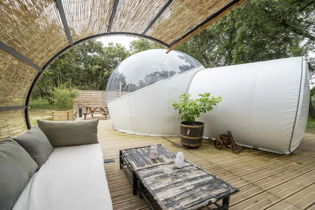 Domaine de Regardebon : salon de terrasse sous la canisse