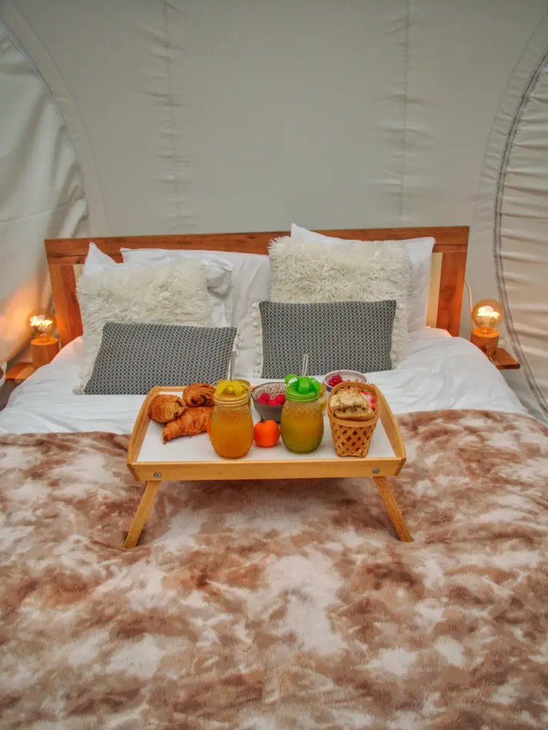 Domaine de Regardebon : plateau de petit-déjeuner sur le lit