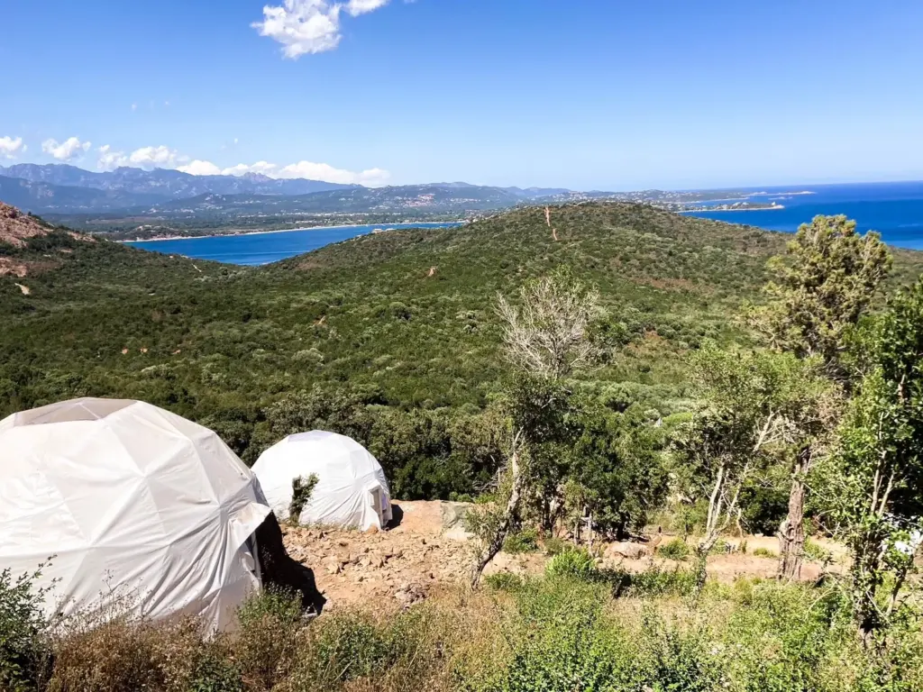 Domaine de Sonia : dômes dans le maquis face à la mer