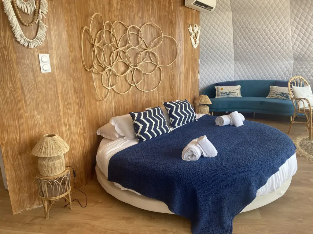 Domaine de Sonia : dôme Mare et son lit rond