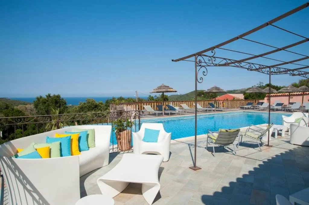 Domaine de Sonia : piscine à débordement avec vue sur la mer