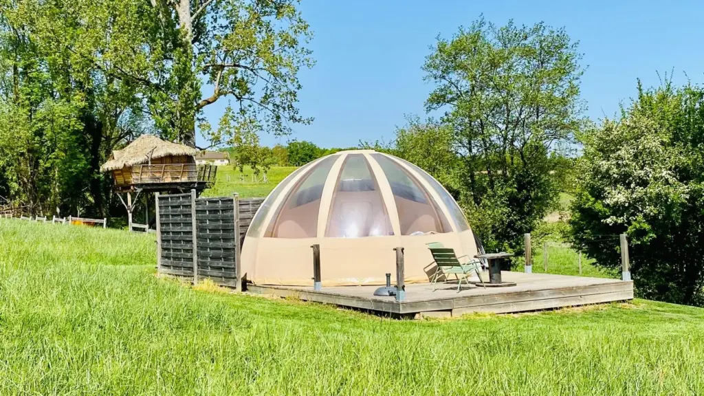 Domaine de Suzel : bulle sur sa terrasse dans la prairie