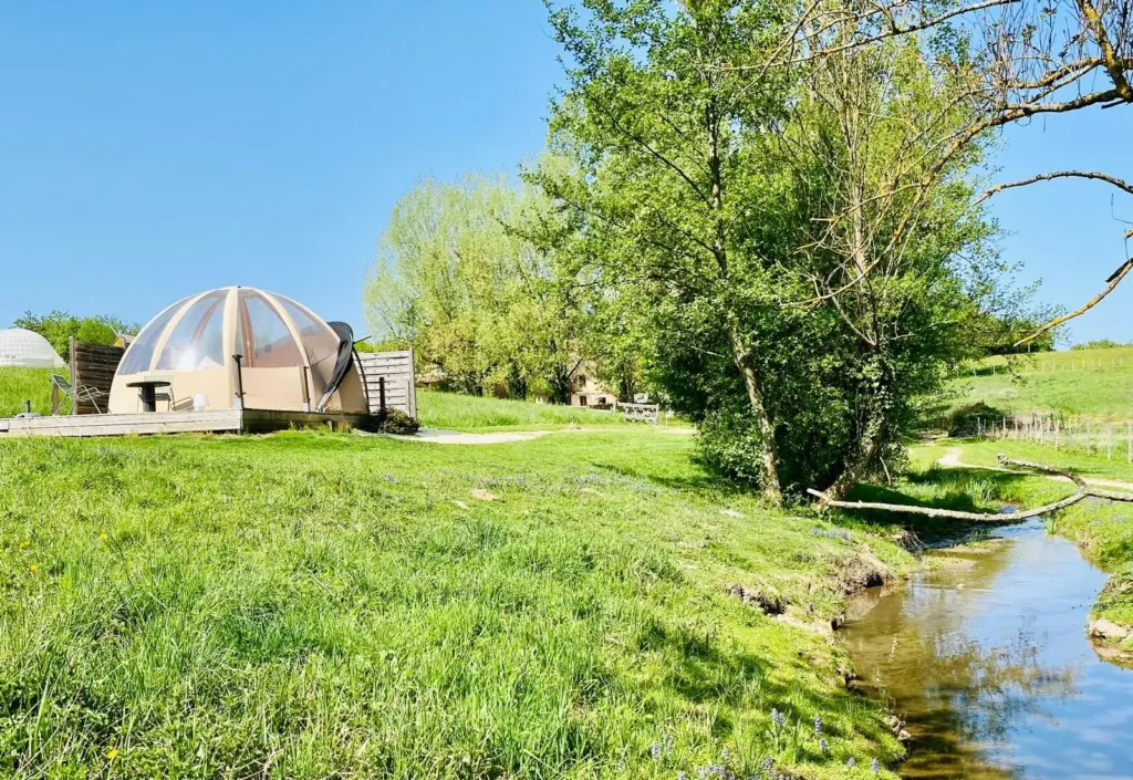 Domaine de Suzel : bulles au bord du ruisseau