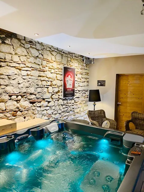 Domaine de Suzel : jacuzzi de l'espace bien-être