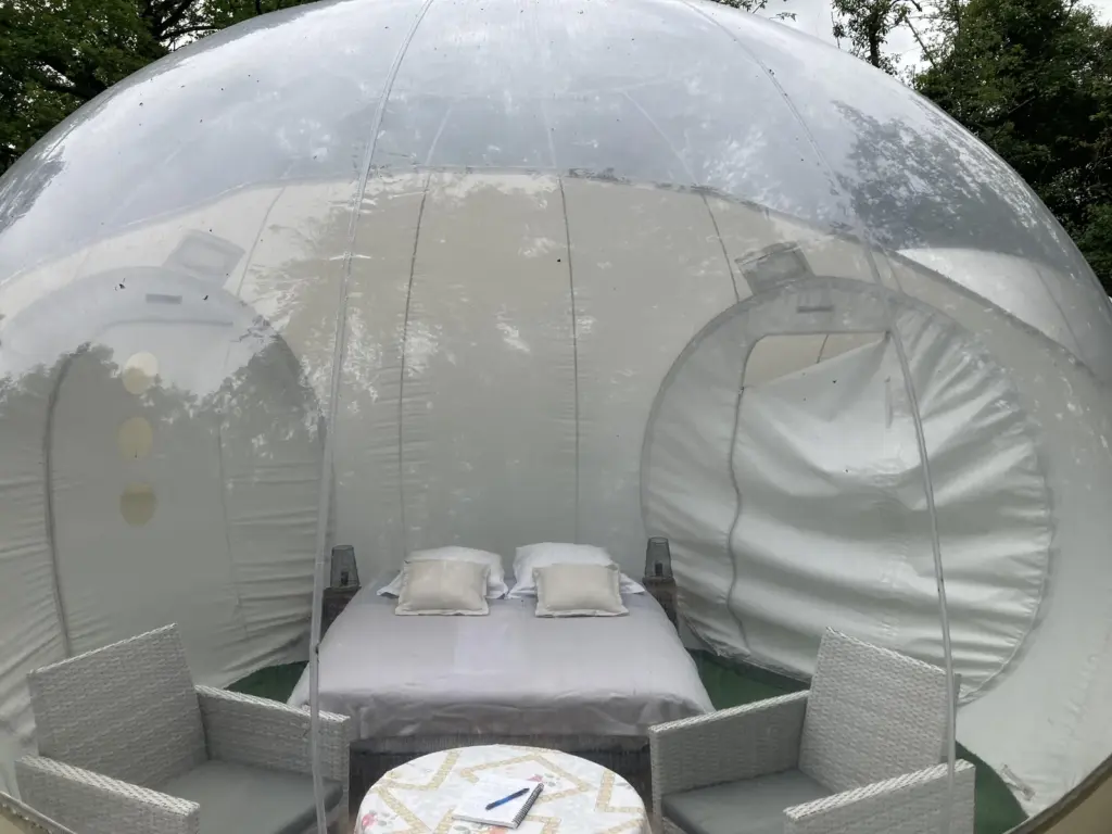 Domaine des Vaulx : intérieur de la bulle avec lit double