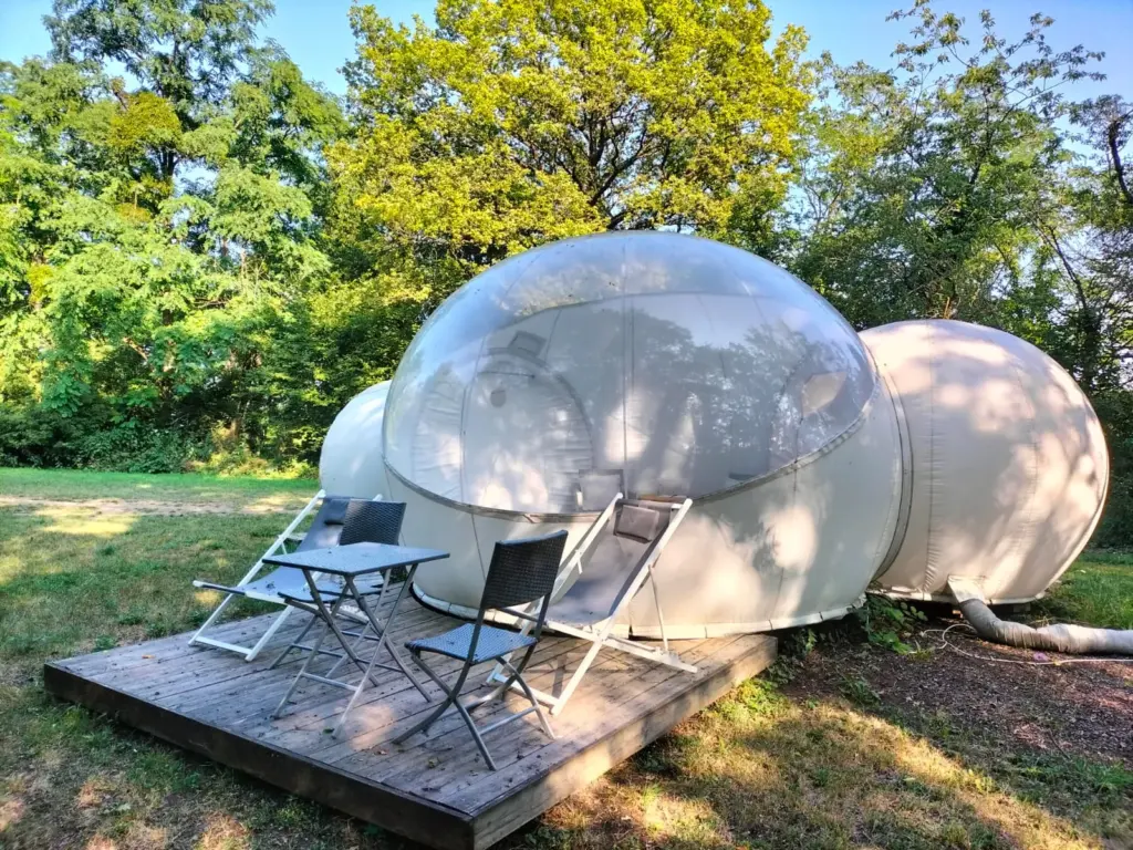 Domaine des Vaulx : bulle transparente sous les arbres