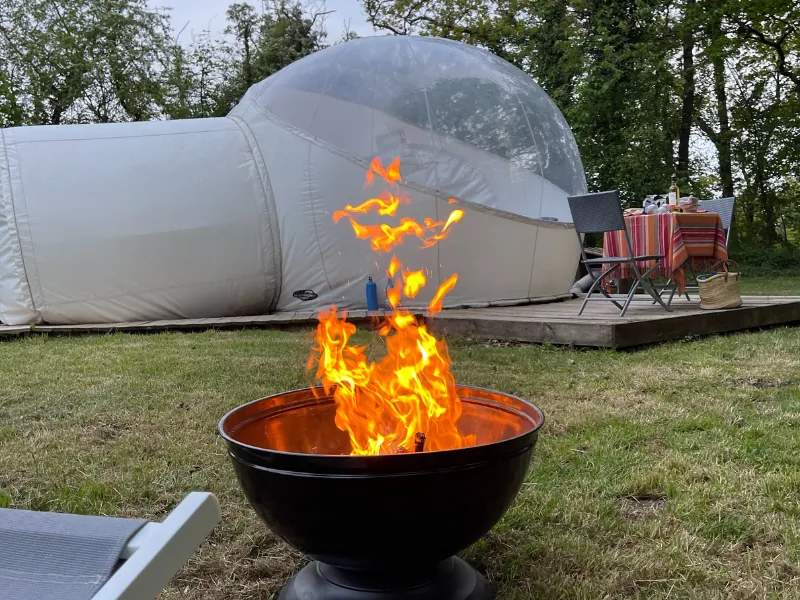 Domaine des Vaulx : brasero devant la bulle