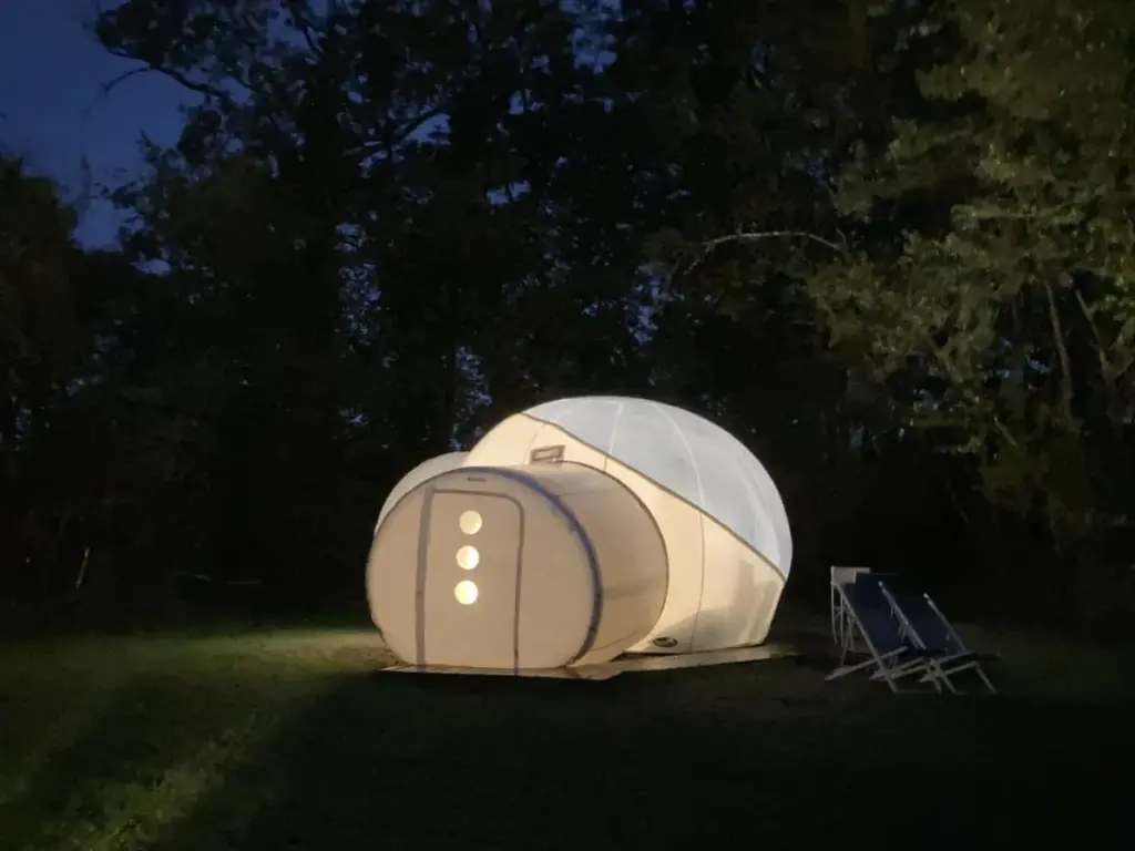 Domaine des Vaulx : bulle éclairée à la nuit tombée