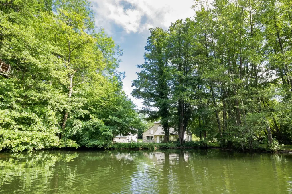 Domaine des Vaulx : étang du domaine