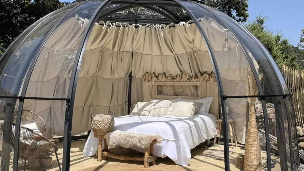 L'Aghja Vallica : dôme transparent et son lit face au maquis