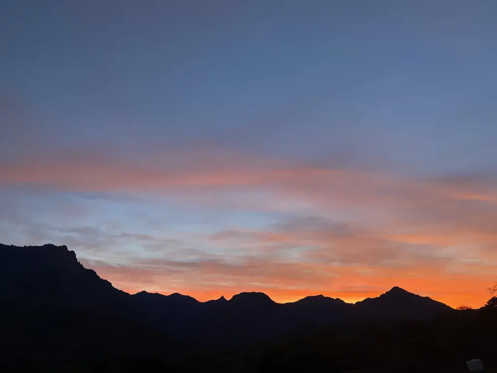 L'Aghja Vallica : coucher de soleil sur les montagnes de Balagne