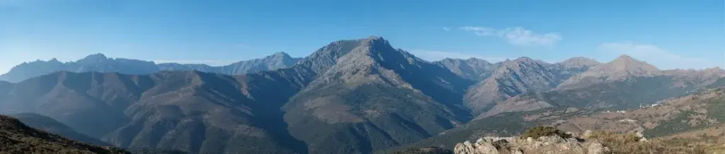 L'Aghja Vallica : panorama sur les montagnes de Corse