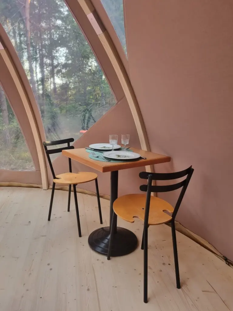 Domaine La Vallée : coin repas dans la bulle