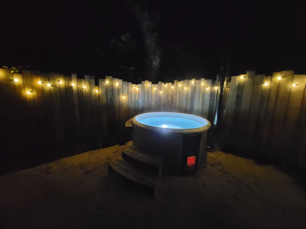 Domaine La Vallée : bain nordique éclairé la nuit